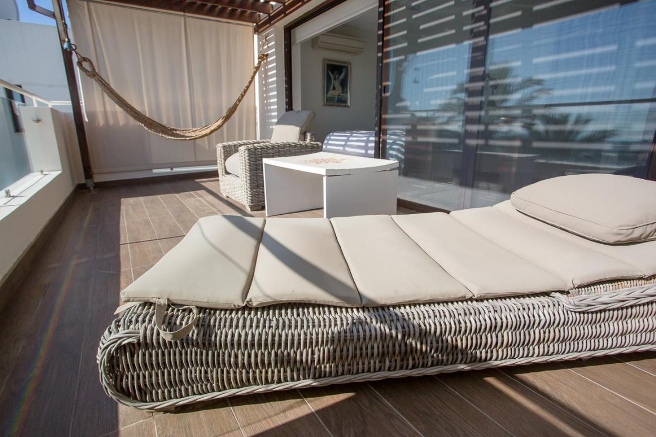 Penthouse Duplex Overlooking The Mediterranean Larnaca Esterno foto