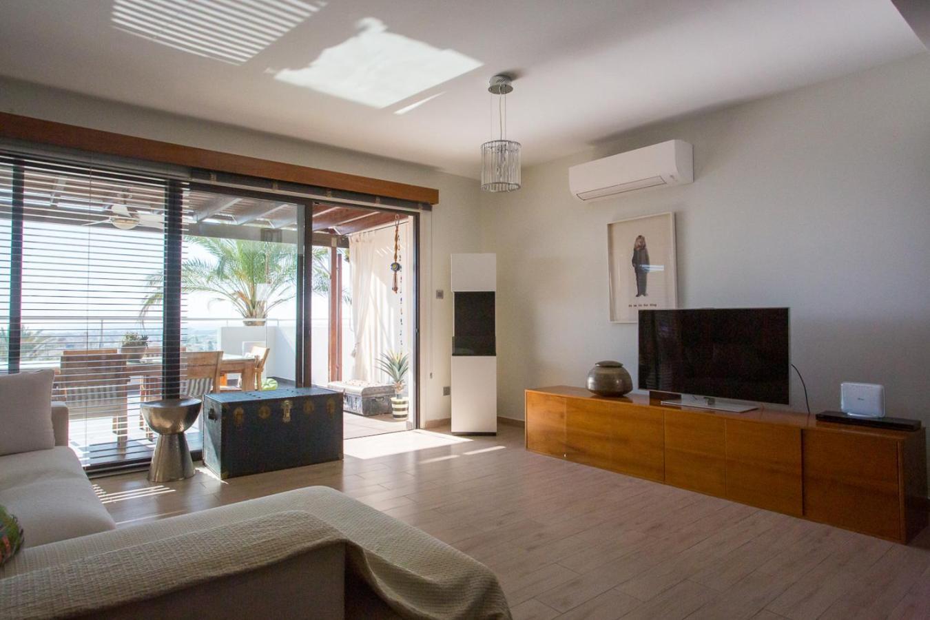 Penthouse Duplex Overlooking The Mediterranean Larnaca Esterno foto